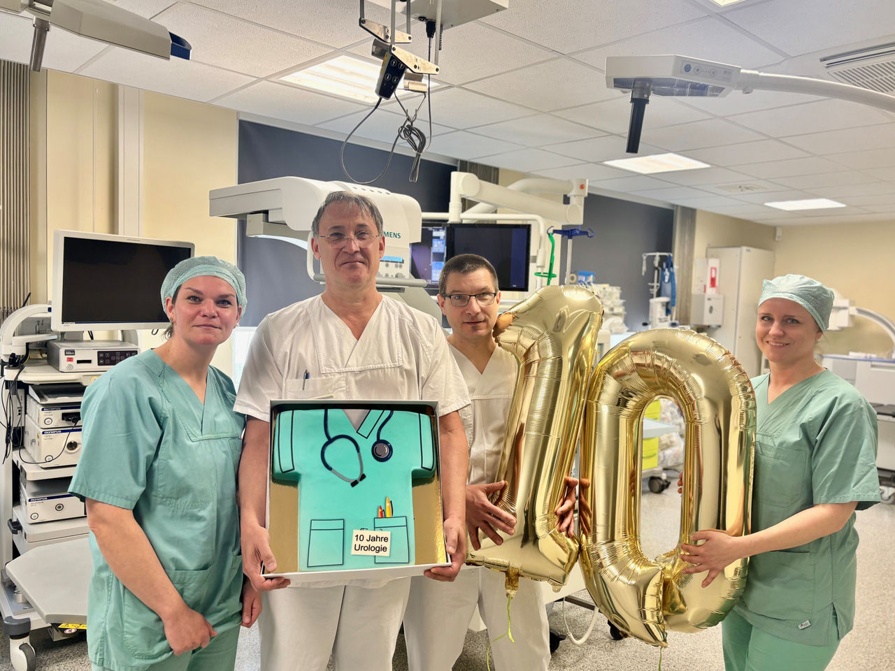 Zehn Jahre Urologie an der Helios Bördeklinik:  Eine Erfolgsgeschichte mit süßer Überraschung 