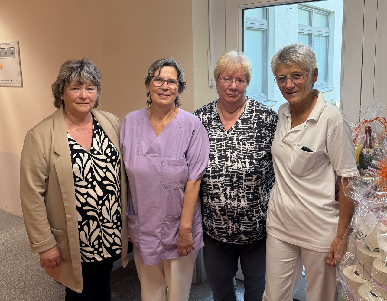 Wenn der letzte Dienst mehr hinterlässt als einen sauberen Flur: Nach mehr als 40 Jahren im Einsatz der Reinigung gehen zwei bekannte Gesichter der Helios Bördeklinik in den Ruhestand
