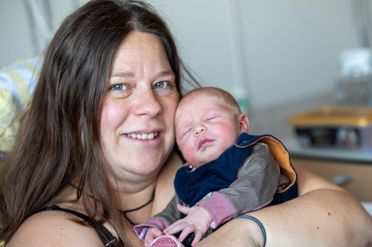 Baby Tilly hatte es besonders eilig: Sie kam auf dem Storchenparkplatz des Helios Vogtland-Klinikums zur Welt