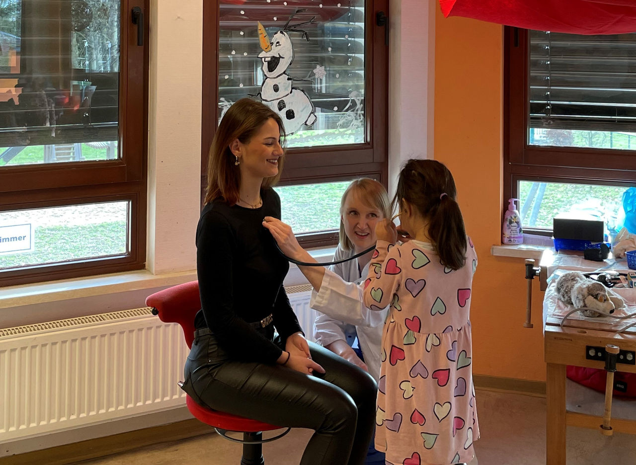 Helios Klinik Schkeuditz fördert Erste-Hilfe-Kurse für Kindergartenkinder