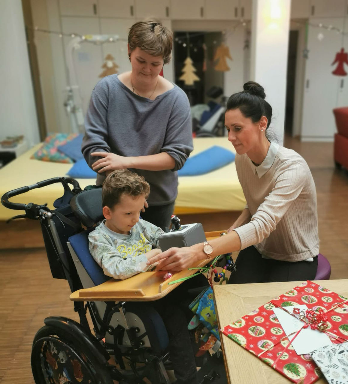 Mitarbeitende des Helios Klinikums Siegburg erfüllen Kindern Weihnachtswünsche
