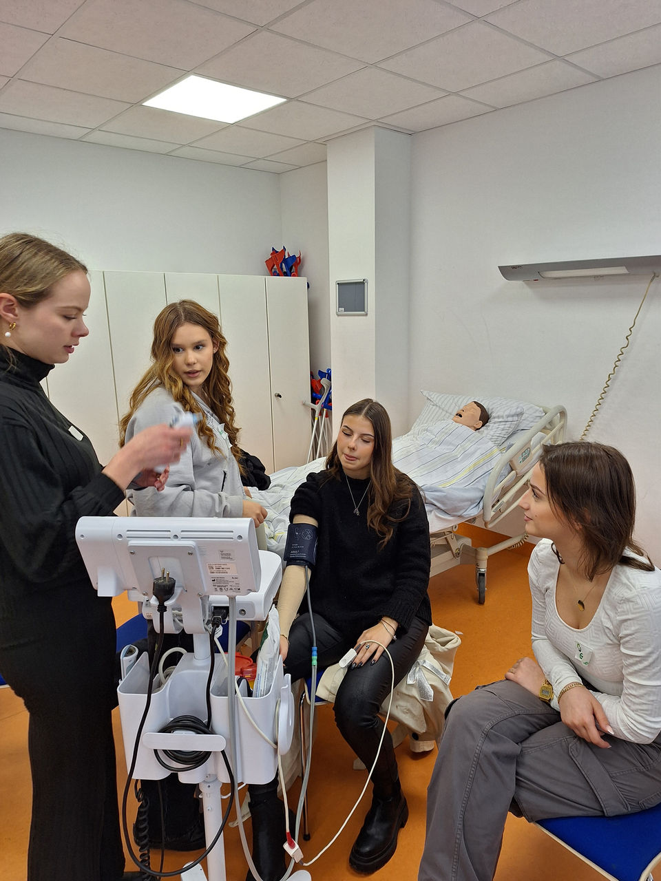 29 Schülerinnen und Schüler des Georg-Kerschensteiner-Berufskollegs informieren sich über den Pflegeberuf