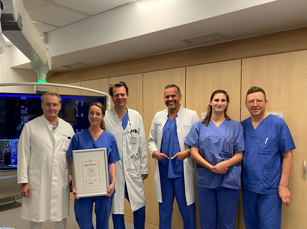 Minimalinvasiver Aortenklappenersatz: Helios Klinikum Siegburg zum dritten Mal als TAVI-Zentrum zertifiziert