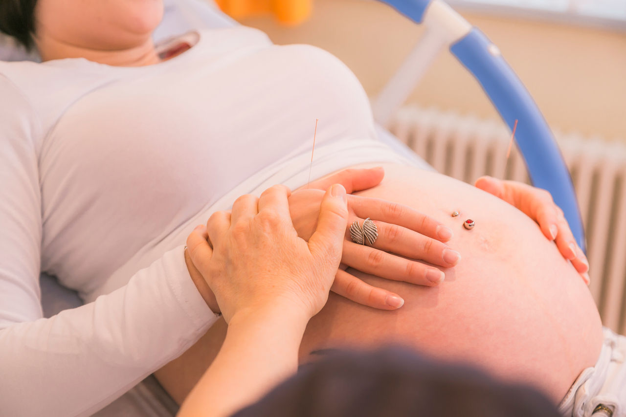 Akupunktur bei einer schwangeren Patientin