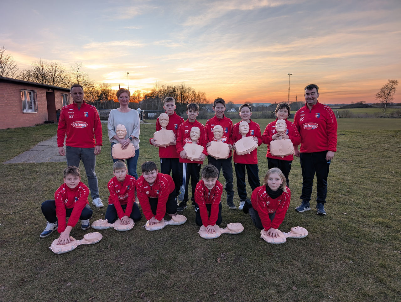 Erste Hilfe auf dem Fußballplatz: Chefärztin Jana Reese zeigt jungen Sportlern, wie Leben gerettet werden