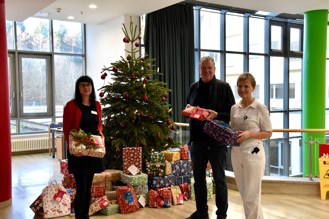 Wunschbaum im Klinikum: Helios-Mitarbeitende schenken Weihnachtsfreude