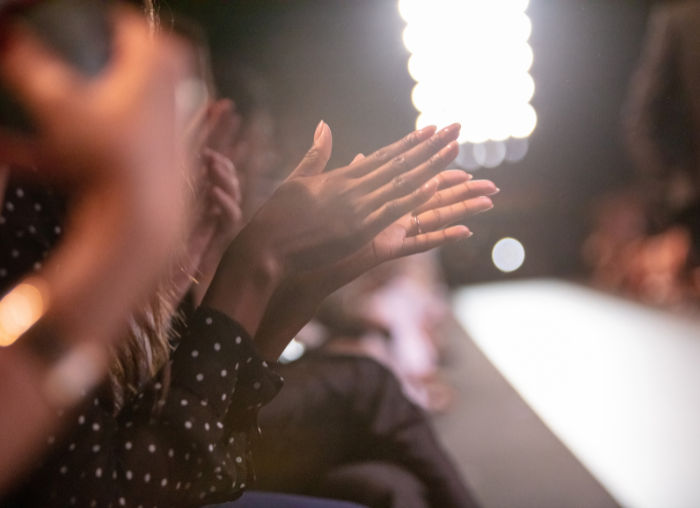 Catwalk der Pflegeberufe im Pop-up-Store