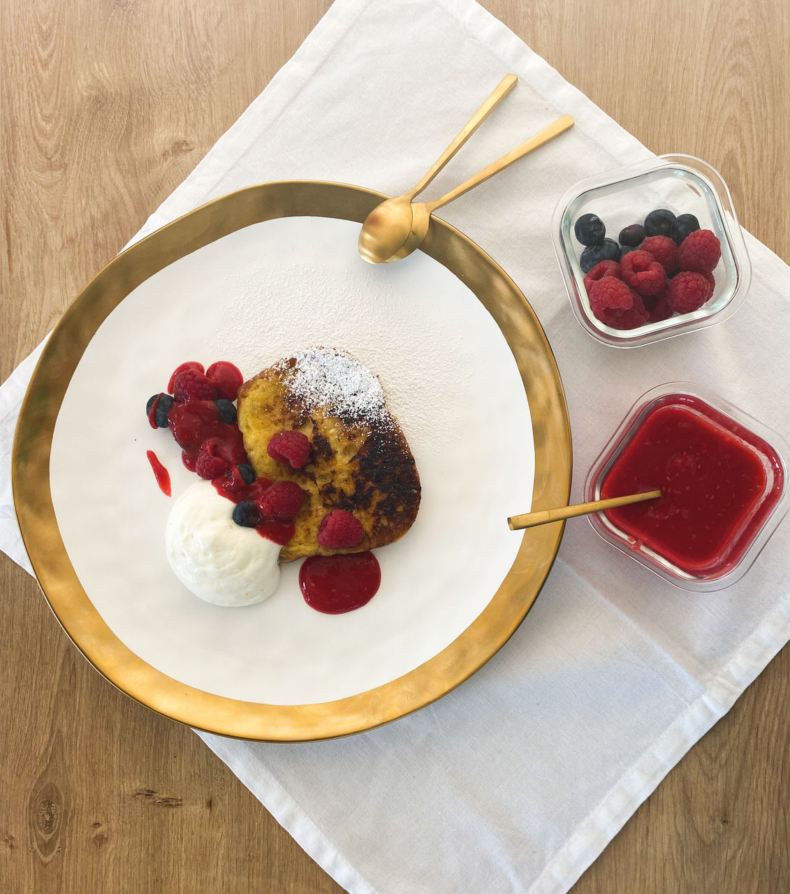 Arme Ritter mit Beeren, Joghurt und Quark von Hendrik Otto