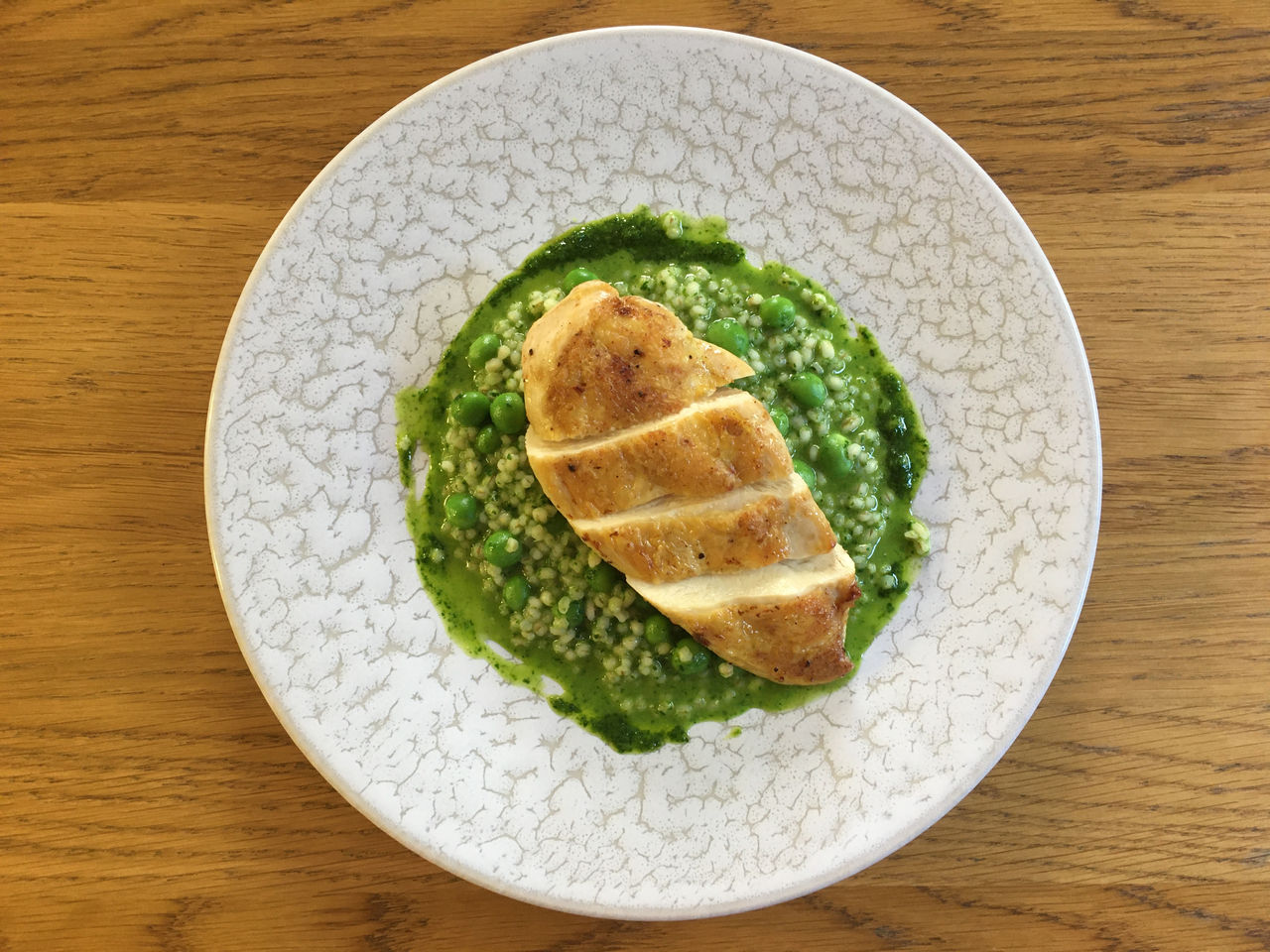 Hähnchenbrust mit Bärlauchgraupen und Erbsen von Nils Henkel