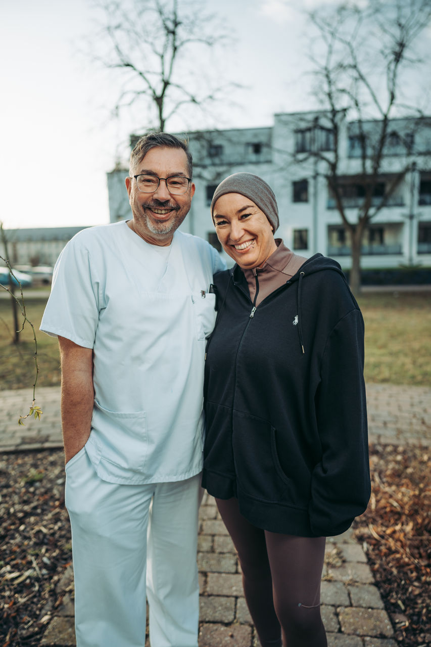 Neurochirurg implantiert seiner Frau neuartigen Neurostimulator gegen Rückenschmerzen 
