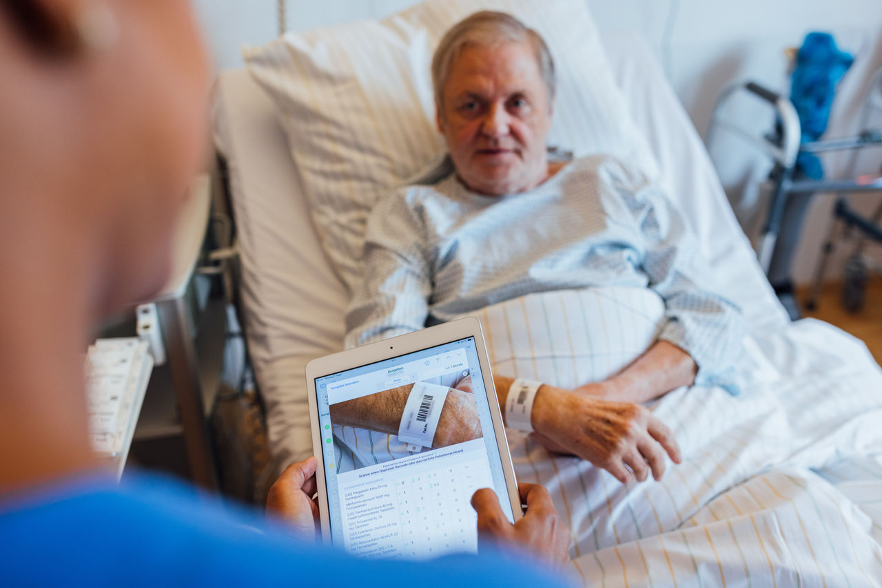 Medikationssicherheit im Fokus: Helios setzt auf Barcode-Scanning am Patientenbett
