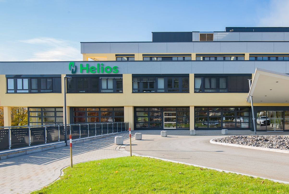 Die Helios Klinik Titisee-Neustadt im Sommer von außen