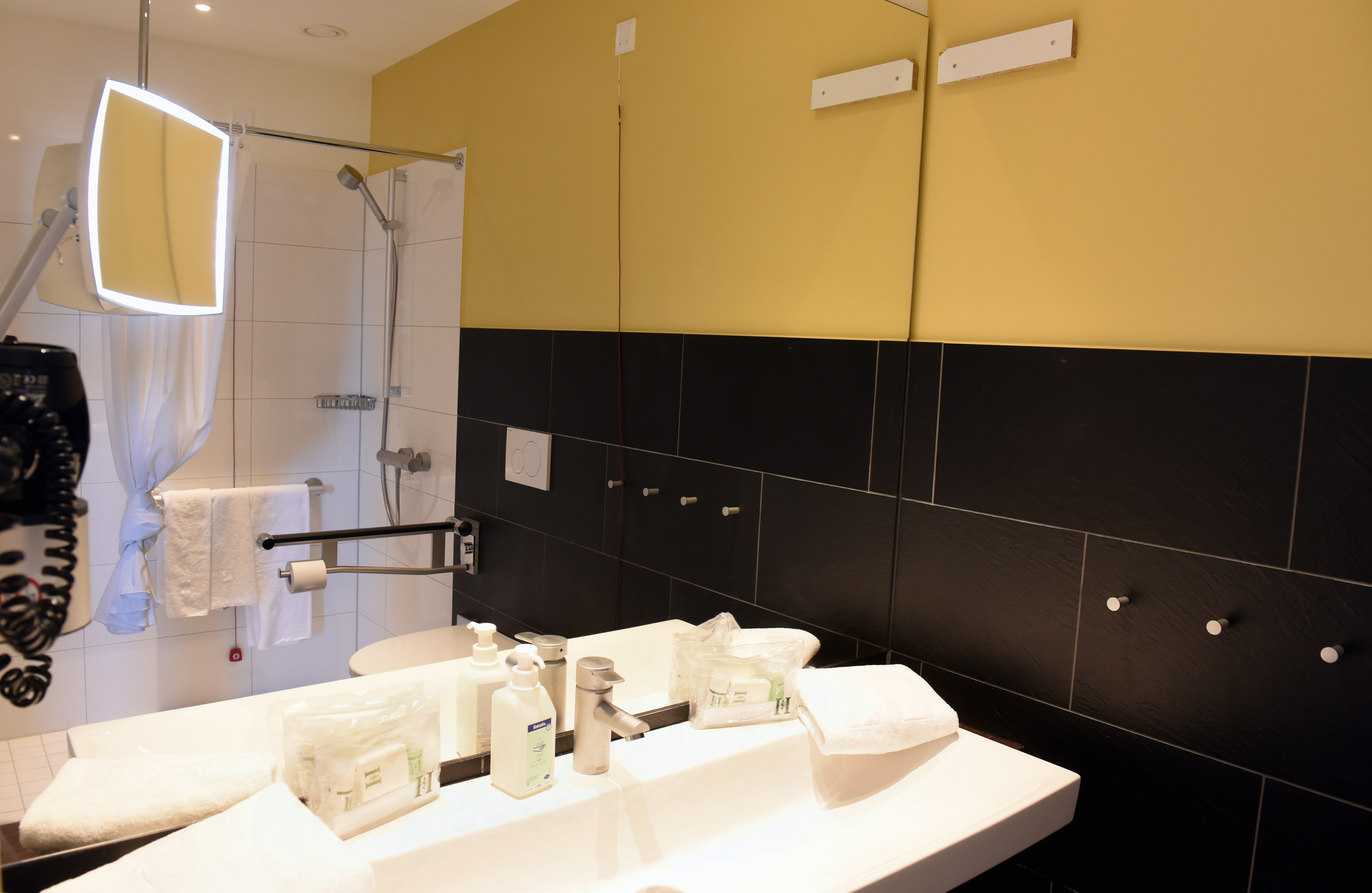 Die hochwertig ausgestatteten Zimmer verfügen alle über ein eigenes Bad mit WC und Dusche