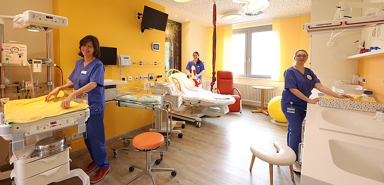Bild (Thomas Oberländer): Die Hebammen des Helios Klinikums Pirna freuen sich über das 300. Baby in diesem Jahr. Werdende Eltern sind herzlich zu den wöchentlichen Kreißsaalführungen nach Anmeldung eingeladen. 