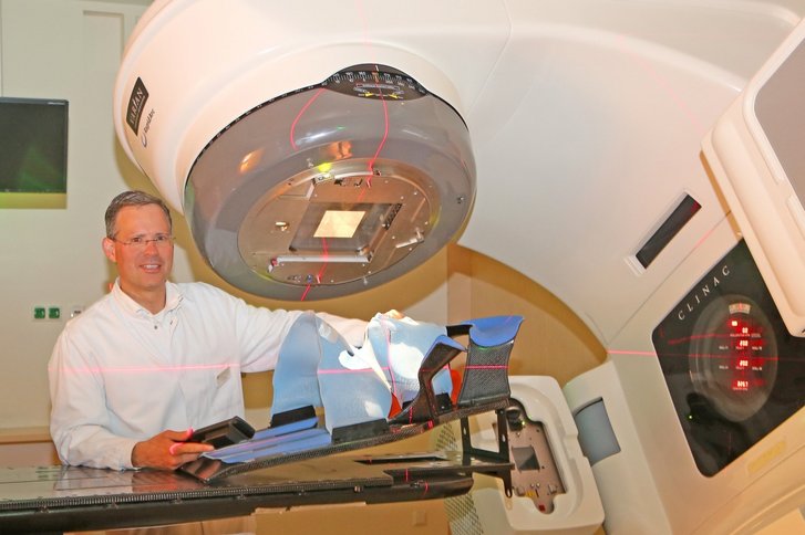 Dr Daum-Marzian at one of the two linear accelerators at the Helios Klinikum Krefeld