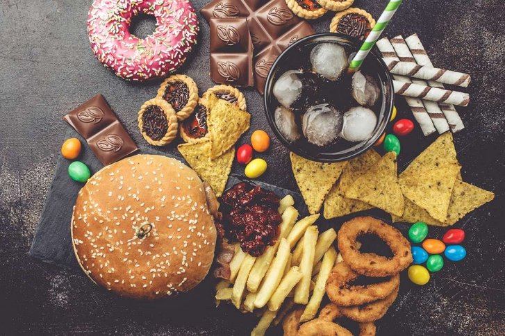 Fast Food: Burger, Schokolade, Donuts, Kekse, Pommes, Nachos