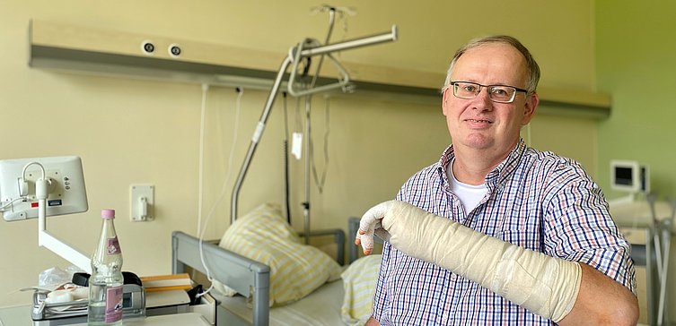 Andreas Lehnert nach seiner Operation der Handgelenkswechselendoprothetik