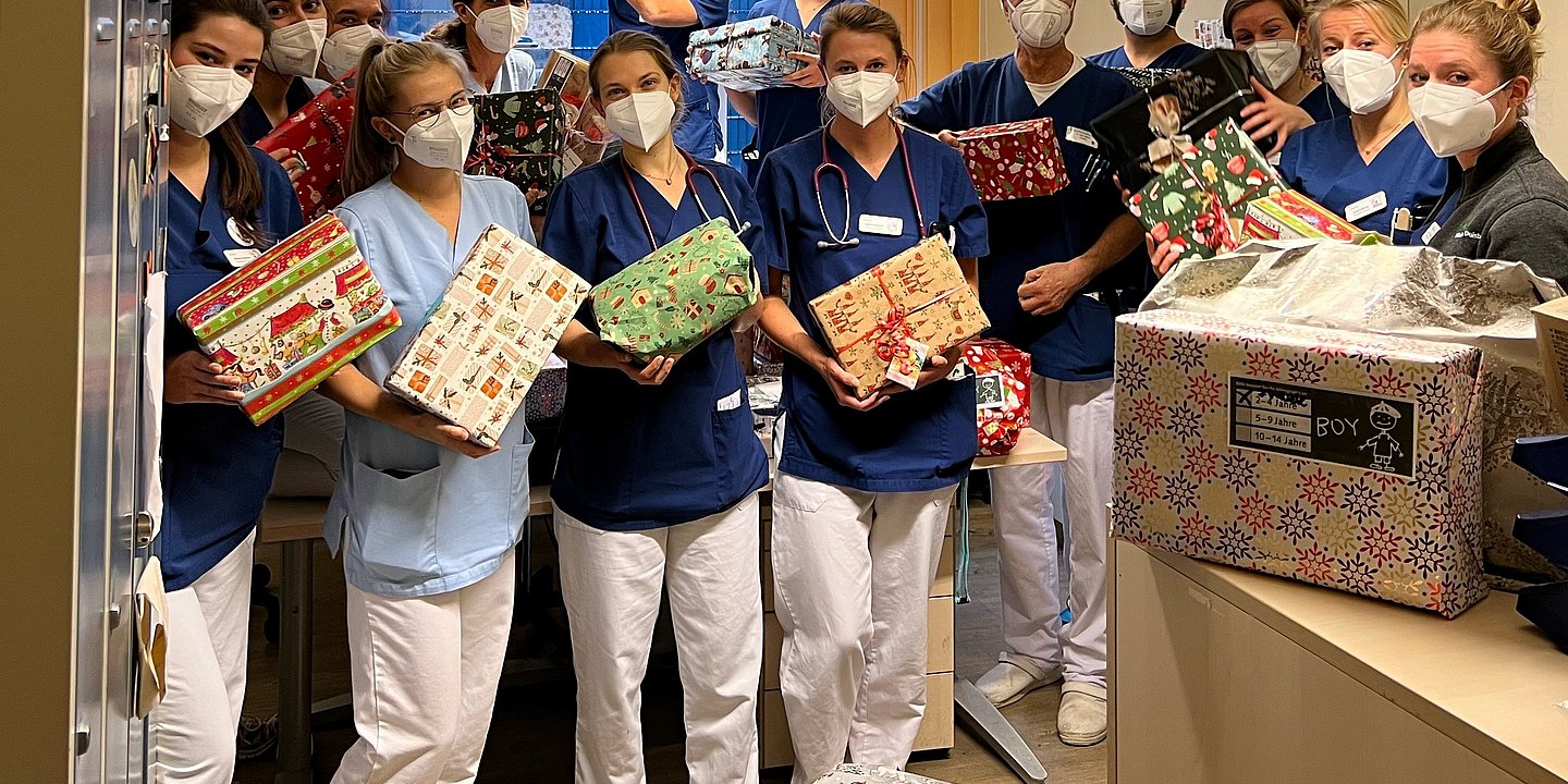 Helios Kinderklinik: Weihnachtsüberraschung „im Schuhkarton“ für kleine Patient*nnen
