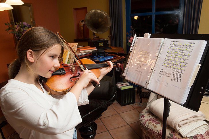 Kind spielt Geige