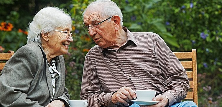 Älteres Paar beim Kaffeetrinken im Garten
