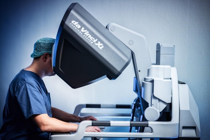 Chirurg am Bildschirm des Roboters