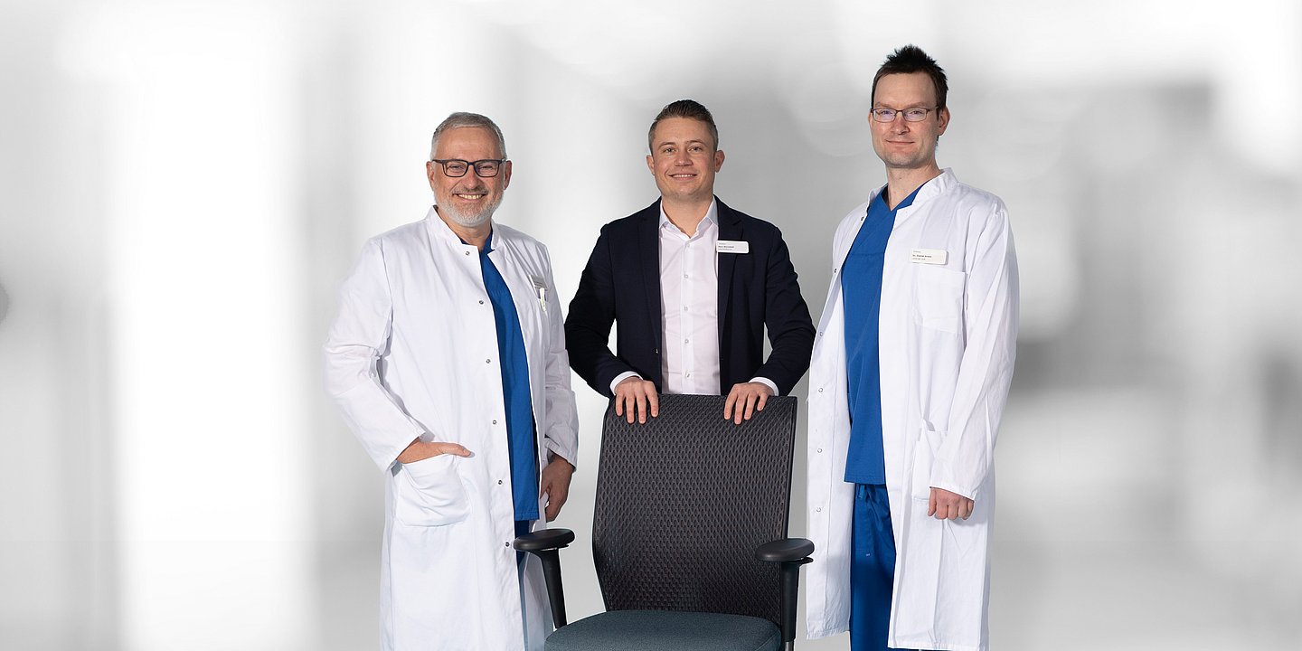 Mit einem Lächeln übergibt Dr. med. Karsten Reinig seinen Ärztlichen Direktorenstuhl an Dr. med. Daniel Brenn