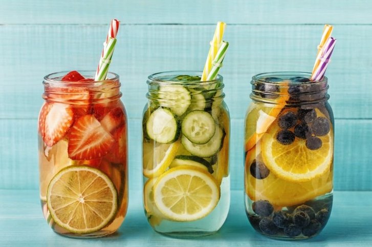 Gläser in denen verschiedene Obstsorten mit Wasser sind