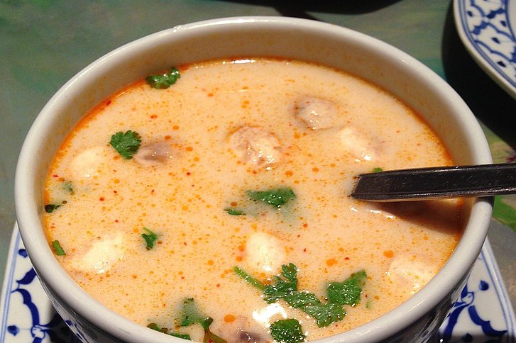 Pikante Thai-Suppe mit Putenbrust
