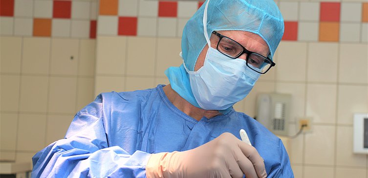 Bild (Klinikum): Dr. med. Sven Dobosch, Leiter des Endoprothetikzentrums am Helios Klinikum Pirna, setzt gemeinsam mit seinem Kollegen Dr. med. Knuth Herzmann im Jahr mehr als 250 Endoprothesen ein.