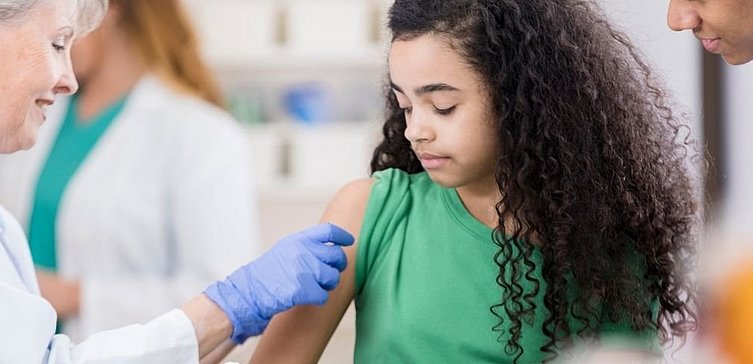Mädchen erhält Impfung