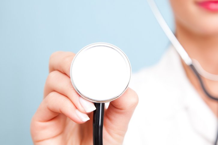 Ärztin mit Stethoskop als Bildnis für geprüfte medizinische Qualität
