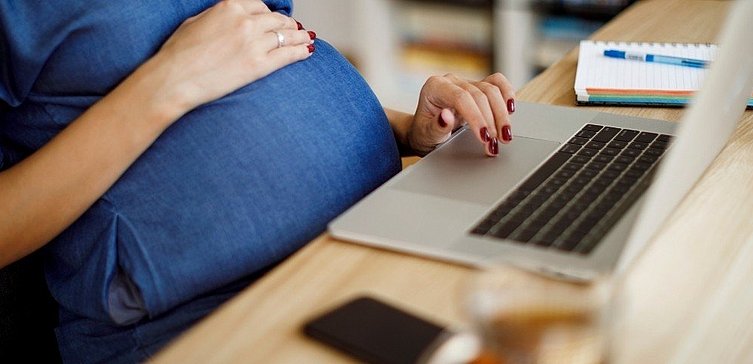Schwangere vor Laptop