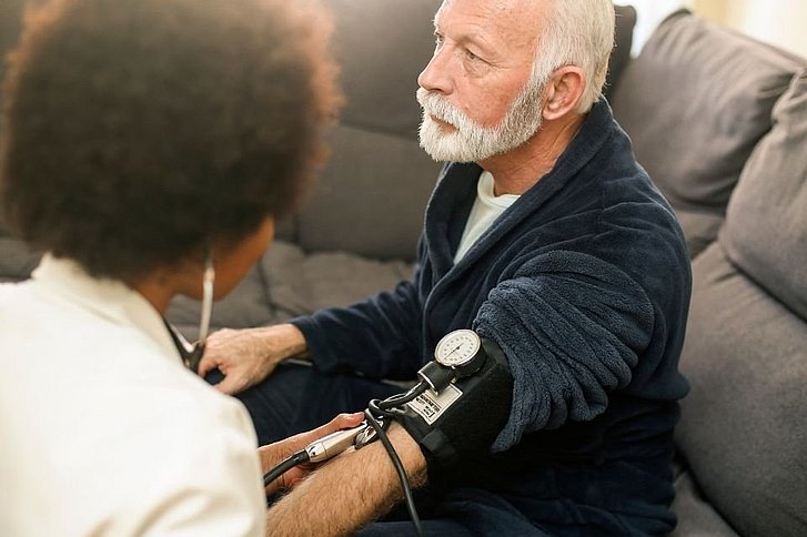 Älterem Mann wird Blutdruck gemessen