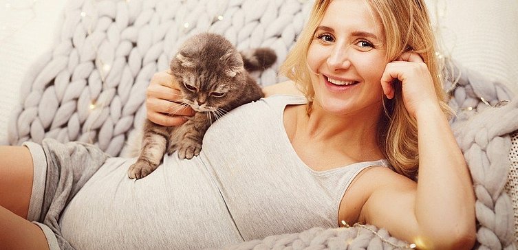 Schwangere mit Katze