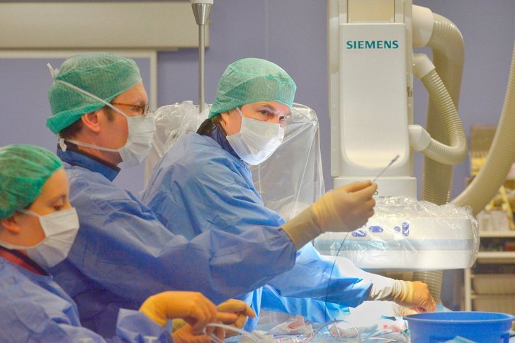 Доктор Буфе и его команда во время операции TAVI
