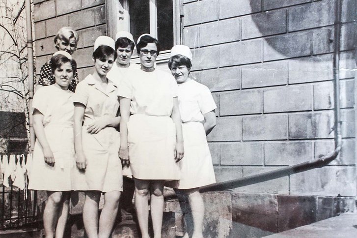 Schwarz-Weiß-Fotorgrafie von Krankenschwestern.
