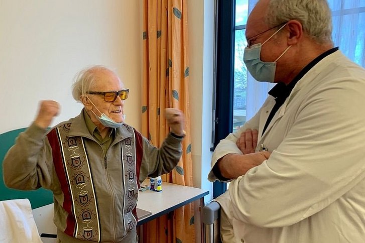 Ältere Mann neben Arzt