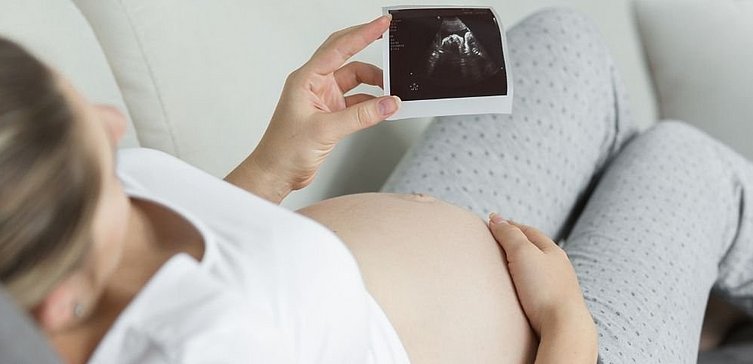Frau schaut sich Ultraschall vom Baby an
