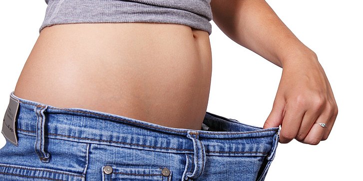 Bauch und übergroße Hose als Sinnbild für Gewichtsabnahme