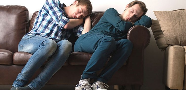 Zwei im sitzen schlafende Männer auf der Couch