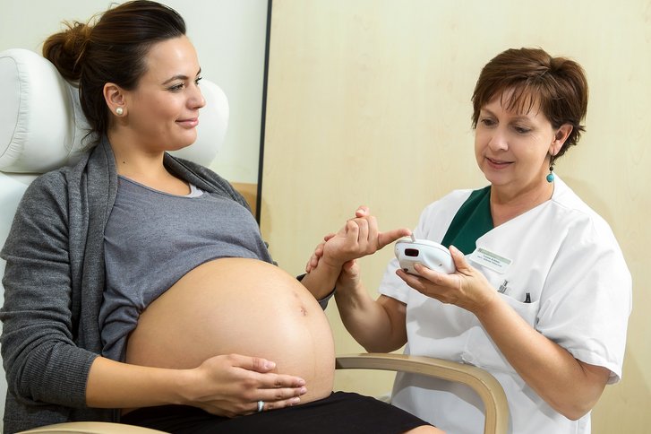 Schwangere Frau wird untersucht