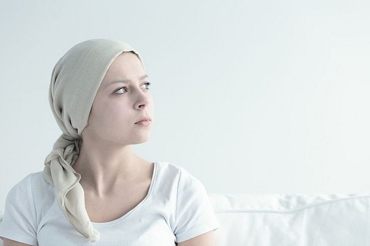 Frau mit Kopftuch nach Chemo