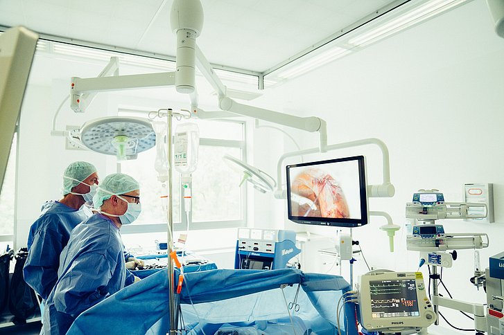 Dr. Erich Bielesch und Dr. Michael Schenck während einer Darmkrebs-Operation im Operationssaal des Helios Klinikums München West