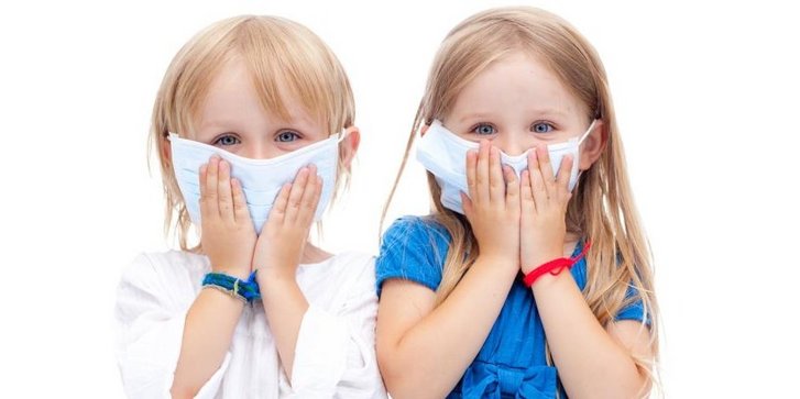 Kinder mit Mundschutz