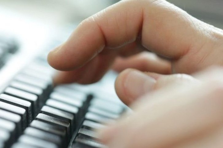 Finger tippen auf Tastatur