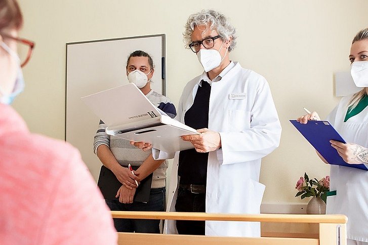 Arzt im Krankenzimmer bei Patient