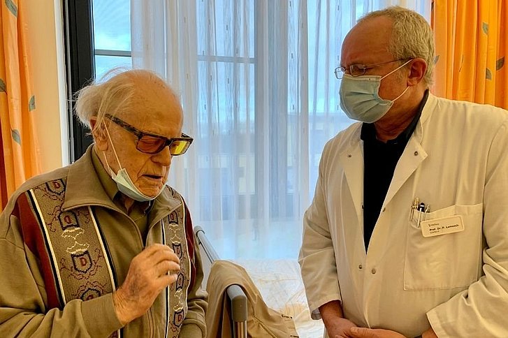 Älterer Mann neben Arzt