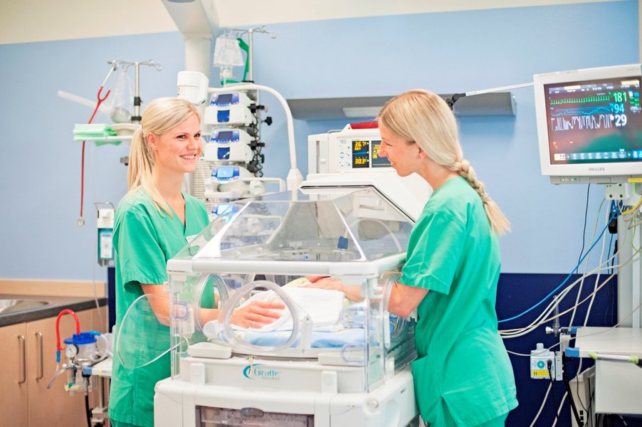 Behandlung eines Babys im Inkubator