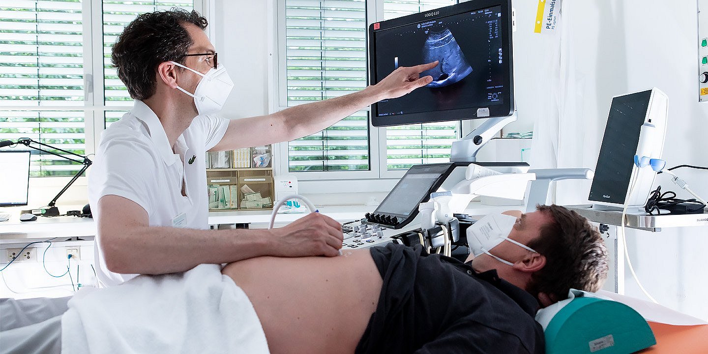 Die Klinik für Gastroenterologie findet mit dem „Mother-Baby“-Endoskop  die Ursache von Thomas K. Gelbsucht und Juckreiz