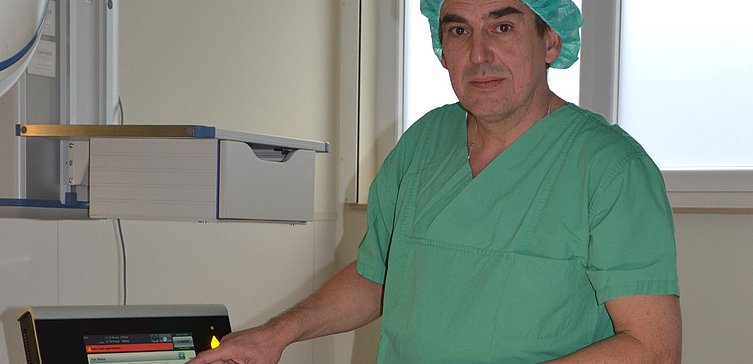 Der Chefarzt Dr. Martin Borger am Laser